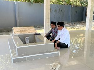 Bakal Calon Wakil Gubernur Azhar Arsyad Ziarahi Makam Pendiri NU Sulsel