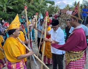 Tari Mappadendang Sambut AR-Rahman Saat Kampanye Dialogis di Desa Lampulung